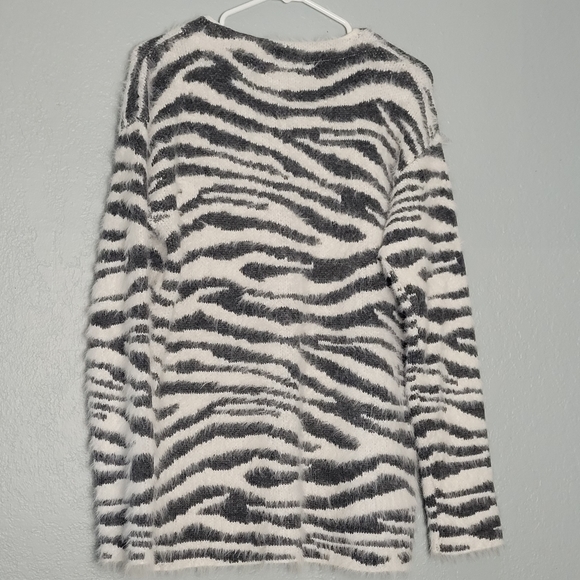 Kayla's Armoire Zebra Print Button up Cardigan with Pockets Sz M - Picture 3 of 4